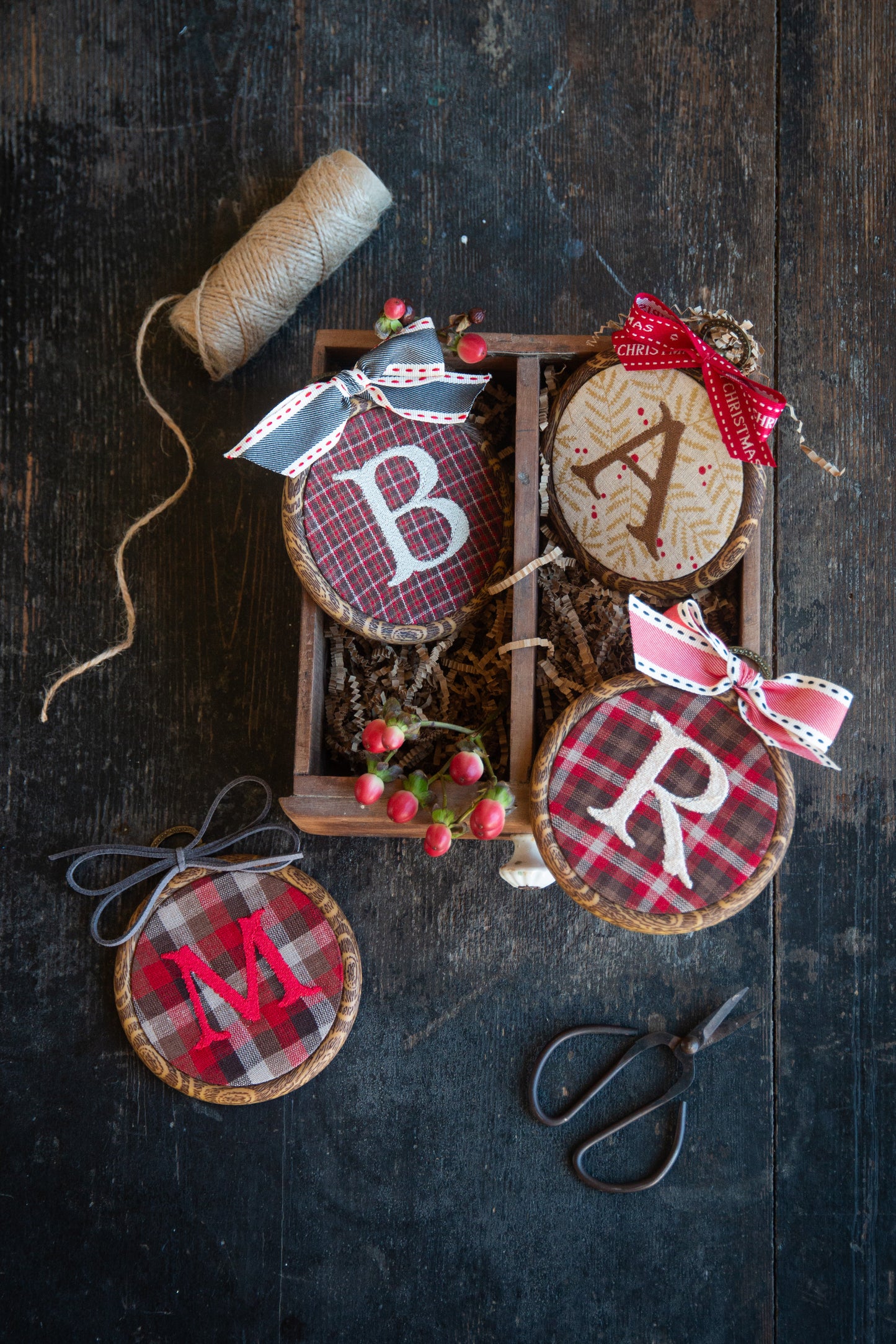 SEASONAL INITIALS BAUBLES 2025